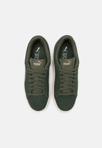 Puma SMASH V2 - Sapatilhas - thyme/team gold/white