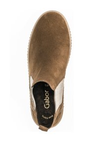 Chaussure slip-on en suède marron avec des panneaux latéraux élastiques, des accents texturés et une semelle en caoutchouc. Présente une semelle intérieure rembourrée pour plus de confort.