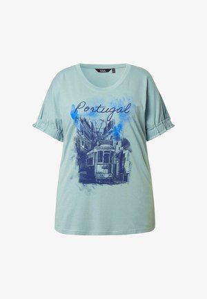 Lyseblå kortærmet t-shirt med flæser på ærmerne, prydet med en marineblå grafik af en sporvogn og teksten "Portugal" trykt i kursiv.