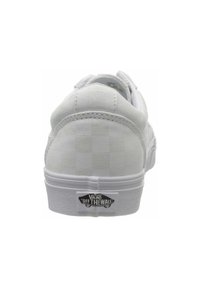 Zapatillas Vans blancas con un patrón de cuadros, punta redondeada y collar acolchado, suela texturizada y etiqueta de marca en el talón.