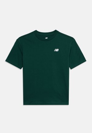 Σκούρο πράσινο κοντομάνικο T-shirt με στρογγυλή λαιμόκοψη και μικρό λευκό λογότυπο New Balance στην αριστερή πλευρά του στήθους.