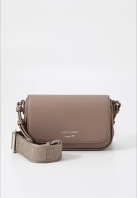 Ruda odinė per petį nešiojama rankinė su tekstūruota paviršiaus danga, magnetiniu užsegimu ir nuimamu dirželiu su logotipu. Kompaktiška stačiakampio formos.