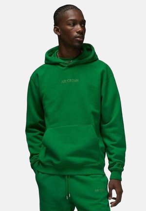 Sudadera de algodón verde con un bolsillo canguro frontal y capucha con cordón. Presenta el logo 'AIR JORDAN' bordado en claro en el pecho.