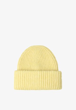 Gul strikket hue med ribbet tekstur og en foldet kant. Stoffet ser blødt og varmt ud, ideelt til koldt vejr.