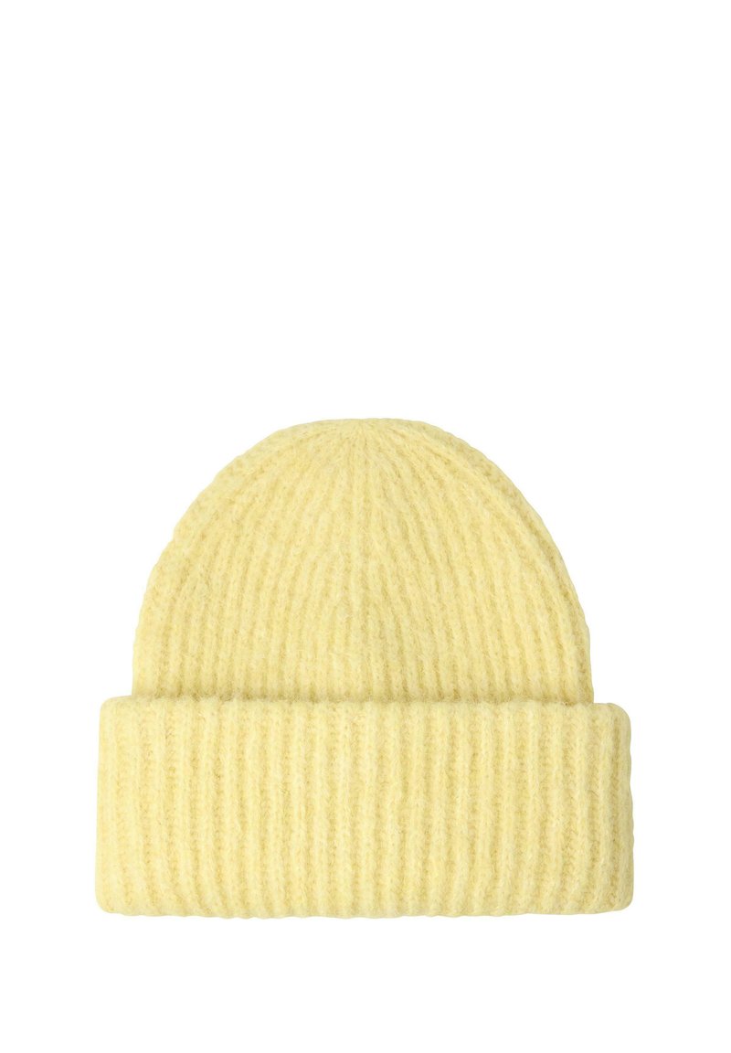 Żółta czapka beanie z dzianiny o prążkowanej fakturze, z podwiniętym mankietem. Materiał wydaje się miękki i ciepły, idealny na zimną pogodę.