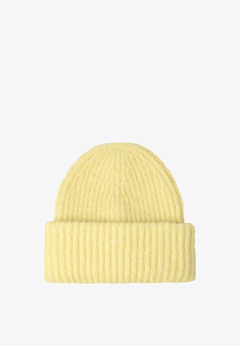 Żółta czapka beanie z dzianiny o prążkowanej fakturze, z podwiniętym mankietem. Materiał wydaje się miękki i ciepły, idealny na zimną pogodę.