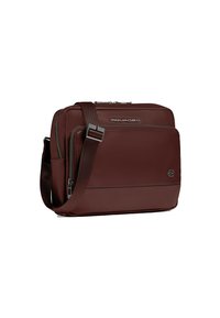 Bolso mensajero de cuero marrón con una correa cruzada, que cuenta con un compartimento con cremallera y un logo de la marca sutil en el frente.