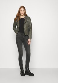 ONLY ONLGEMMA BIKER  - Casaco de pele sintética - gunmetal