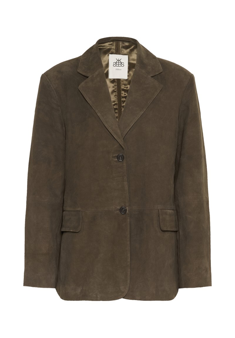 Olijfgroene suède blazer met een notch lapel, enkele knoopsluiting, twee voorzakken en een soepele binnenvoering.