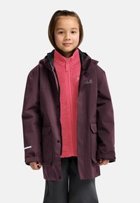 Veste imperméable violette avec une capuche noire sur un zip-up en polaire rose. Comprend des poches avant et des accents réfléchissants sur les manches.