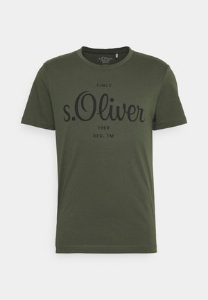T-shirt verde in cotone a maniche corte con logo "s.Oliver" e testo "Since 1969 REG. TM" stampati in nero sul davanti.