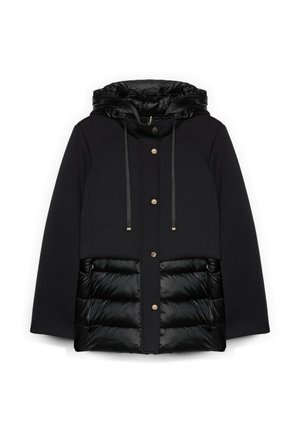 Veste noire avec capuche, dotée d'une partie supérieure en tissu doux et d'une section inférieure matelassée et volumineuse. Accents en métal à l'avant.