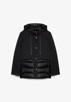 Zwarte jas met capuchon, voorzien van een zachte bovenkant van stof en een gewatteerd, dik onderste gedeelte. Metallic hardware accenten aan de voorkant.