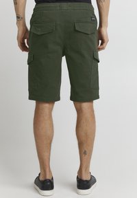 Grüne Cargo-Shorts mit elastischem Bund, zwei Gesäßtaschen und Seitentaschen. Hergestellt aus Baumwolle, mit glattem Material und knielangem Schnitt.