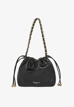 Bolso de hombro de cuero negro suave con correa de cadena dorada, laterales con cordón y cuentas doradas, y logo "Pepe Jeans London" en dorado.