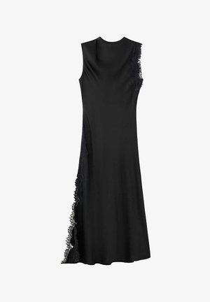 Czarna sukienka midi bez rękawów z wysokim dekoltem i asymetryczną koronkową lamówką po bokach i na dolnym brzegu.