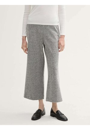 Grijze broek met een visgraatpatroon en wijde pijpen, gemaakt van textuurstof, gecombineerd met zwarte instappers. De tailleband is elastisch voor extra comfort.