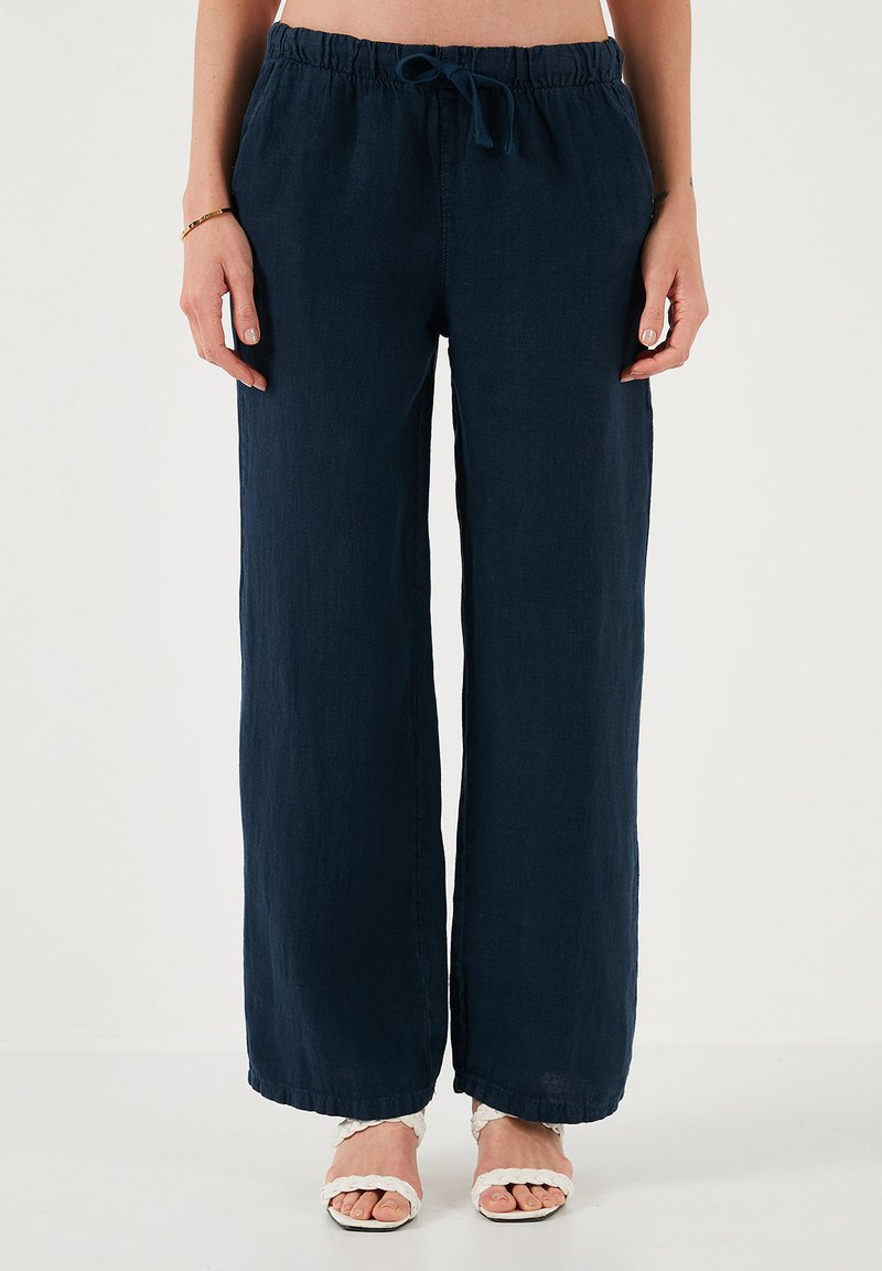 Marineblauwe wijde broek in een lichte stof met een elastische tailleband en koord. Glad textuur, enkelhoogte en casual pasvorm.