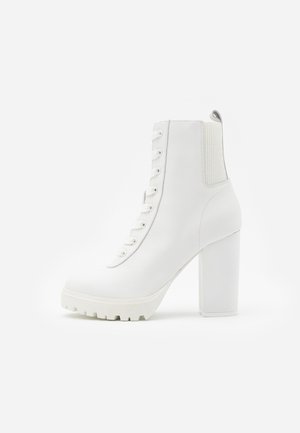 Enkellaarsjes met hoge hak - white