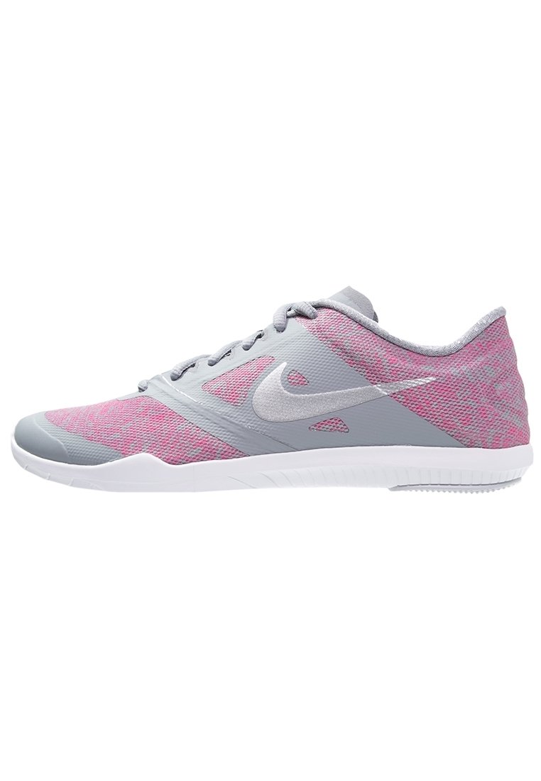 Scarpa da atletica Nike con tomaia in rete grigia e rosa, punta rotonda, suola bianca e accento del logo argentato. Design a profilo basso adatto per diverse attività.