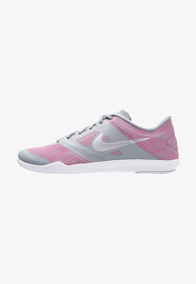 Scarpa da atletica Nike con tomaia in rete grigia e rosa, punta rotonda, suola bianca e accento del logo argentato. Design a profilo basso adatto per diverse attività.