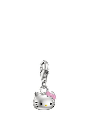 Charm en argent en forme de tête de chat avec des yeux noirs, des moustaches, un nez jaune et un nœud rose, attaché à un fermoir mousqueton.