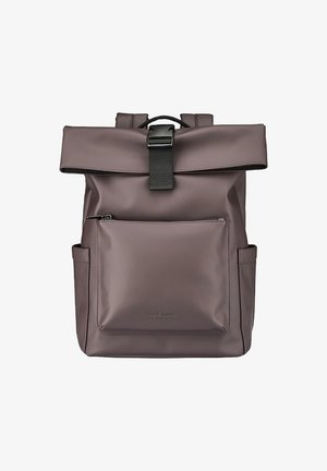 Zaino marrone con chiusura a rotolo, tasca frontale con cerniera, cinturino con fibbia nera, tasche laterali e logo impresso "Tucano Milano 1985".