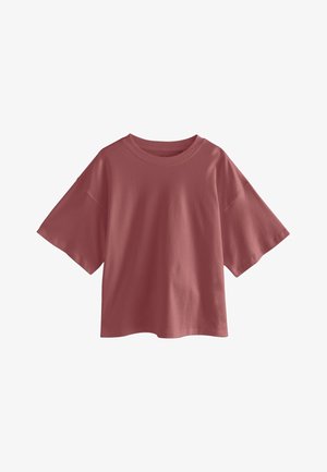 Voľný strih, tričko s krátkym rukávom a okrúhlym výstrihom v farbe prachovej ružovej, zobrazené na bielom pozadí.