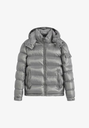 Doudoune grise avec fermeture éclair frontale, deux poches latérales zippées, une poche à rabat boutonné sur la manche gauche, et une capuche attachée avec cordons de serrage.