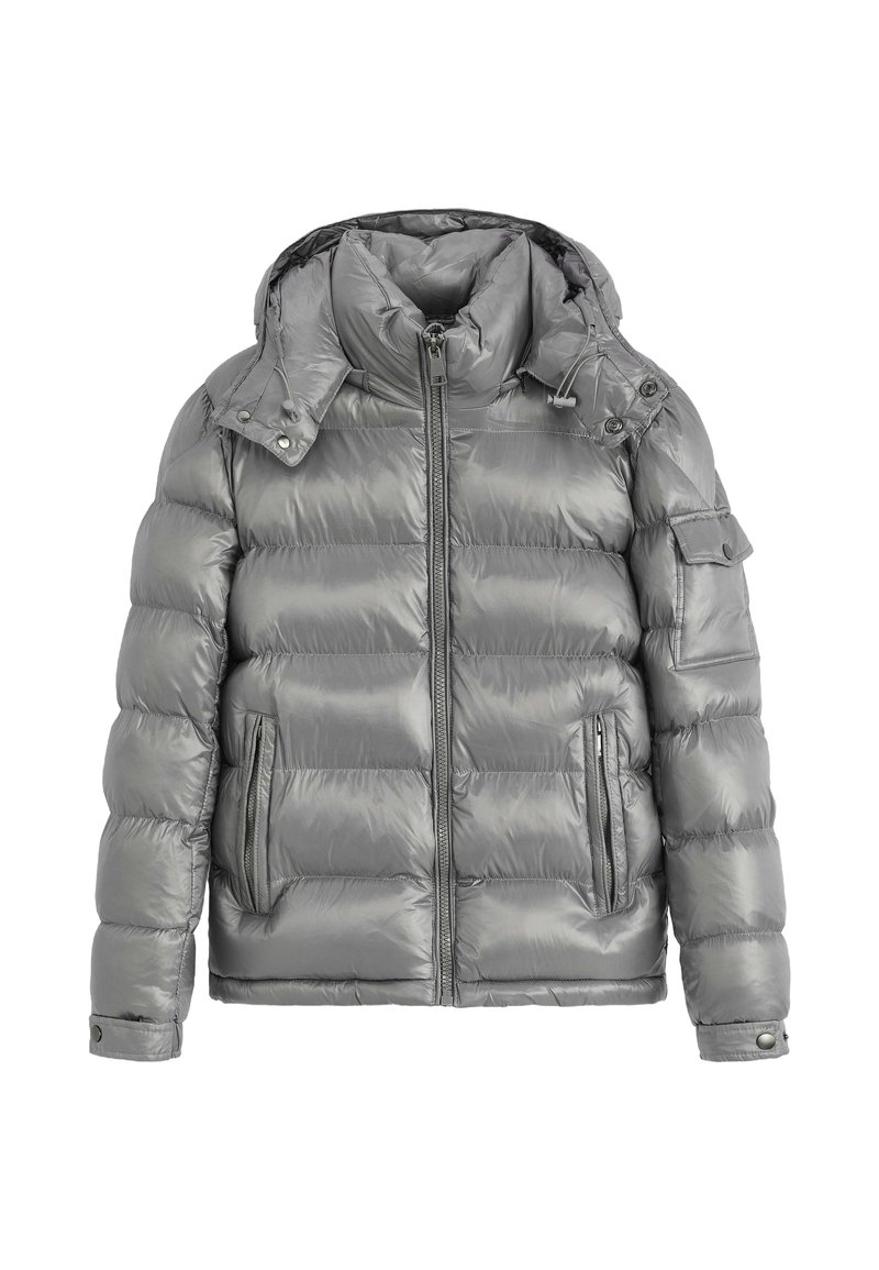 Doudoune grise avec fermeture éclair frontale, deux poches latérales zippées, une poche à rabat boutonné sur la manche gauche, et une capuche attachée avec cordons de serrage.