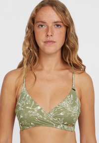 Olivovo zelený bikiny top s obalom, ktorý má textúrovaný biely abstraktný motív a tenké ramenné popruhy.