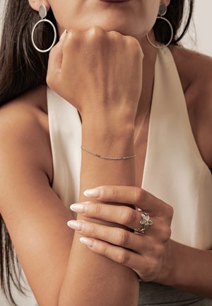 Hey Happiness, DAINTY FLATTENED CHAIN - Bracelet - silver-coloured