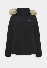 Schwarze isolierte Winterjacke mit Kapuze mit Fellbesatz, durchgehendem Reißverschluss, der von einer Sturmklappe bedeckt ist, und Seitentaschen.