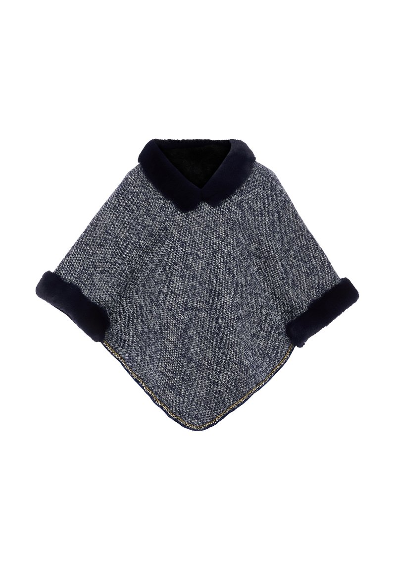 Poncho grigio testurizzato con colletto e polsini in pelliccia sintetica blu navy, caratterizzato da una forma a rombo e cuciture dorate lungo l'orlo.