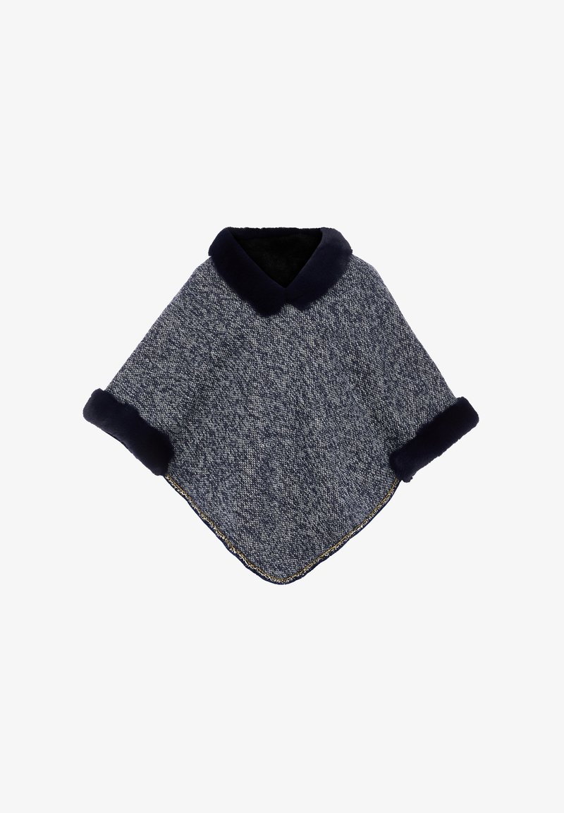 Poncho gris texturizado con un cuello y puños de piel sintética azul marino, que presenta una forma de diamante y costuras doradas a lo largo del dobladillo.