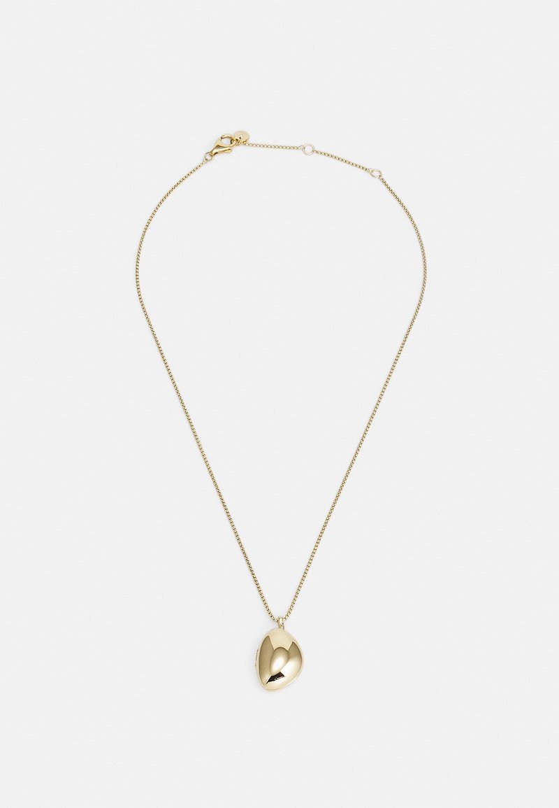 Collier délicat en chaîne dorée avec un pendentif en or lisse, brillant et de forme irrégulière suspendu au centre, et une fermeture à mousqueton.