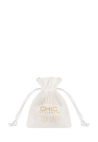 Bijela torbica s vezicom napravljena od mekanog materijala, s zlatnim logotipom "CHIC BY LIRETTE" i uzorkom sunčevog zraka na prednjoj strani.