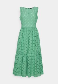 Vestido midi verde hecho de tela ligera, con un patrón texturizado y formas recortadas, diseño sin mangas y un dobladillo de volantes.