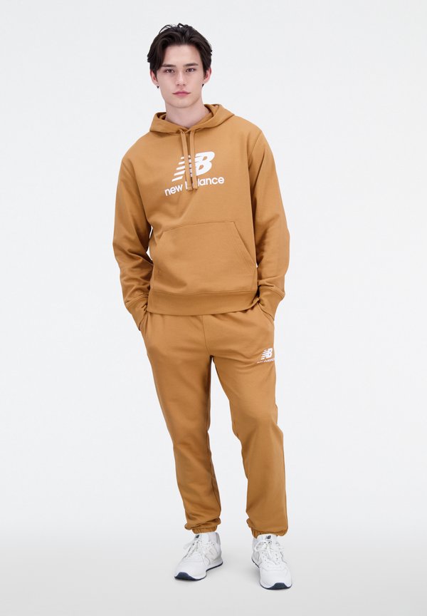 ESSENTIALS STACKED LOGO HOODIE - Hoodie - tobacco4