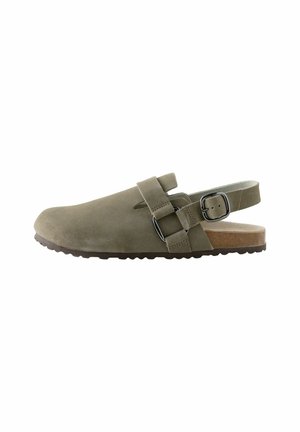 Olivgröna mocka clogs med rundad tå, justerbar sandleksremsor, och en kontrasterande brun korkfot. Texturerad gummisul.