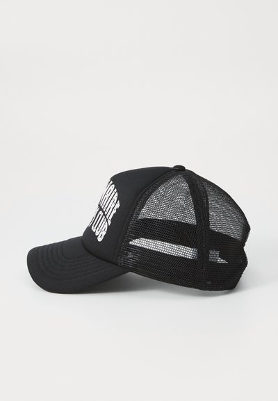 Schwarze Kappe mit einem soliden Frontpanel und einem Netzrücken. Verfügt über einen gebogenen Schirm und weißen Text auf der Vorderseite. Verstellbarer Riemen auf der Rückseite.