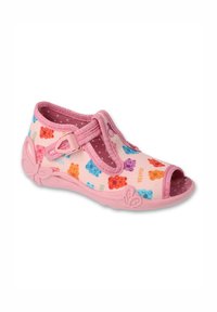 Różowe sandały z tkaniny z odkrytymi palcami i piętą, zdobione kolorowym wzorem misia. Regulowany pasek i gumowa podeszwa z motywem motyla.