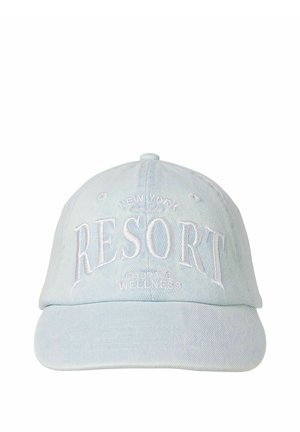 Svetlomodrá baseballová čiapka s zahnutým šiltom s vyšitým bielym nápisom „NEW YORK RESORT EMBRACE WELLNESS“ vpredu.