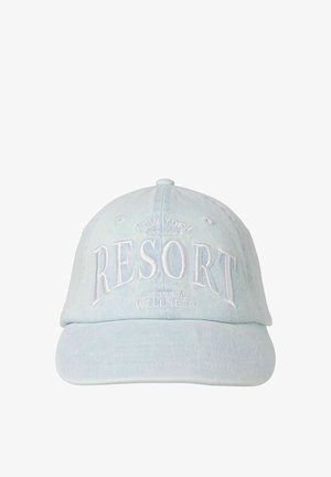 Casquette de baseball bleu clair avec une visière incurvée comportant un texte blanc brodé « NEW YORK RESORT EMBRACE WELLNESS » à l’avant.