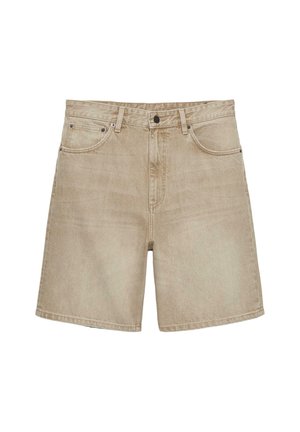 Beżowe szorty jeansowe z przednim guzikiem i zamkiem błyskawicznym, szlufkami na pasek i pięciokieszeniowym fasonem na białym tle.