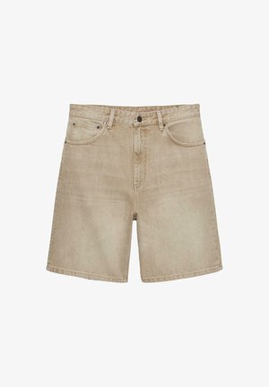 Pantaloni scurți bej din denim, cu nasture și fermoar frontal, bucle pentru curea și design cu cinci buzunare, pe un fundal alb.