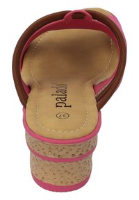 Sandalo con platform rosa e cinturino marrone, suola testurizzata in sughero e soletta beige imbottita con dettagli del logo.