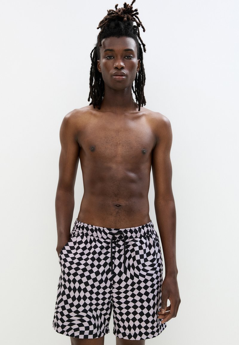 Czarno-różowe kąpielówki w kratkę z elastycznym pasem i sznurkiem, z falistym wzorem oraz kieszeniami bocznymi.