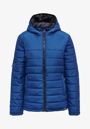 Chaqueta de plumas azul con capucha, cierre de cremallera y costuras horizontales. Presenta un forro interior negro y un logo en el lado izquierdo del pecho.