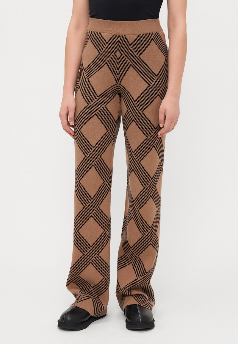 Bruine gestreepte broek met een groot zwart diamanten patroon, gebreide stof, wijd uitlopende pijpen, hoge taille en een zachte textuur.